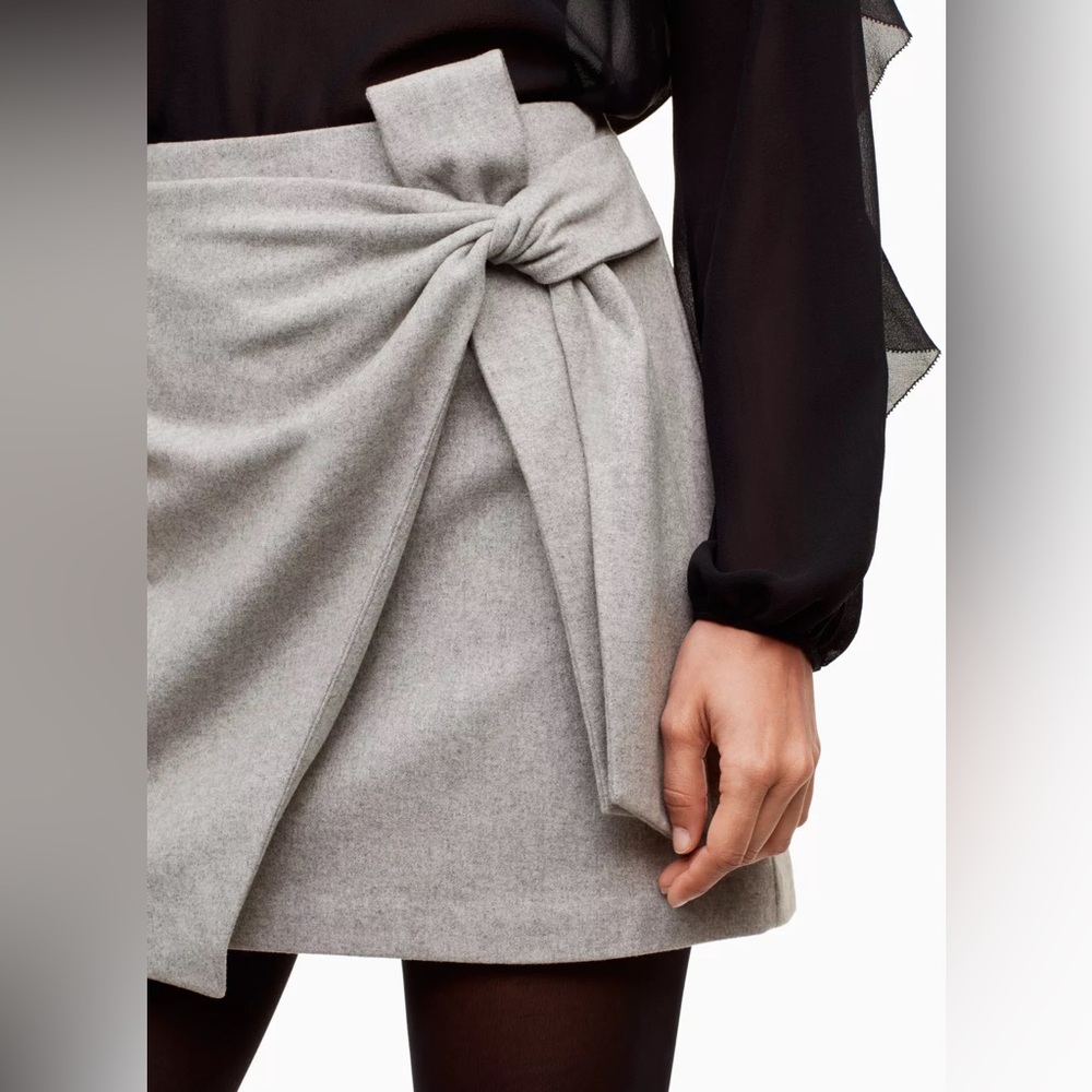 Aritzia Wilfred Tie-Front Skirt, size six. Excellent condition!
